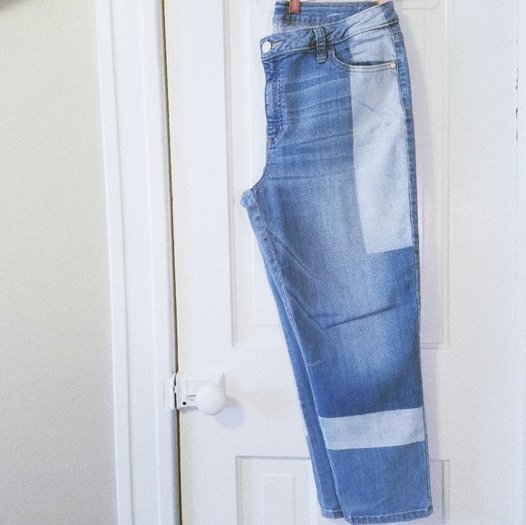 SOLD - Simply Vera Wang Shadow Patch Cropped Denim - Picture 7 of 8